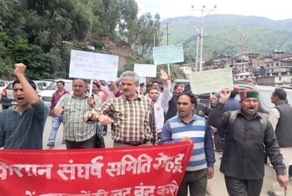 apple growers protest in rohru shimla on Illegal recovery case
