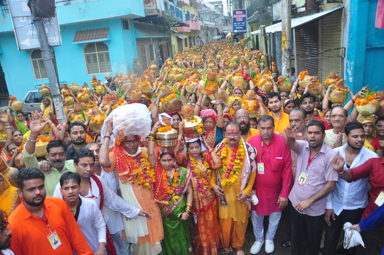 Mangal kalash shobayatra was centre of attraction for shiv bhakts