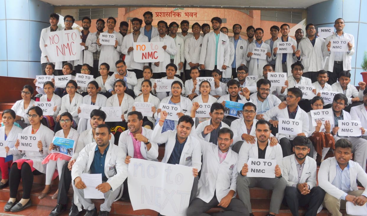 doctors showes thier oppose in lohia institute