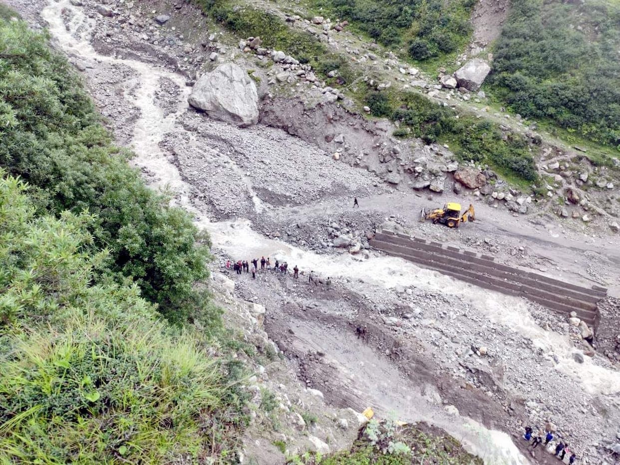 Badrinath Highway shedd 12 meters in Kancnganga, alternative vehicular traffic started