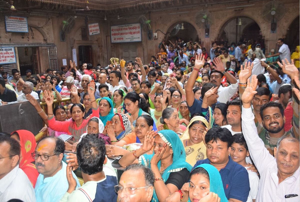 devotees gathered at banke bihari temple vrindavan on hariyali teej