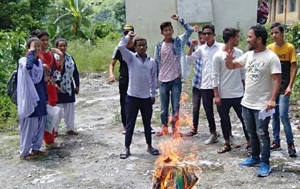 Blow the statue of the Minister of Higher Education in Baluwakot