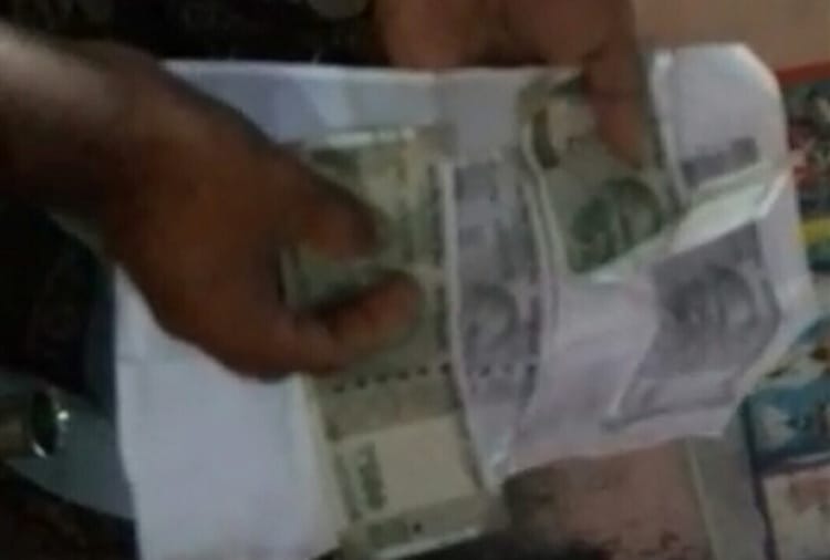 Policeman's Video Viral When He Returning Money Of Bribe