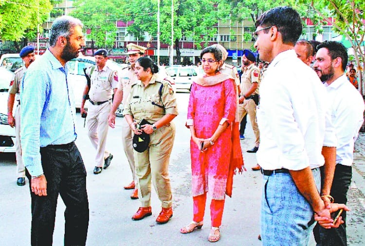chandigarh ssp jagdale visited sector 22 market, encroachment, vendors