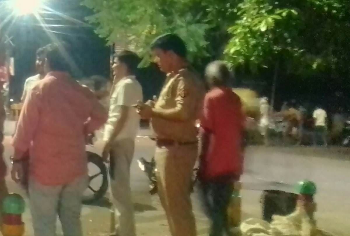 policemen beaten by shopkeepers