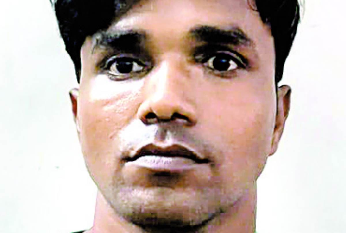 policemen beaten by shopkeepers