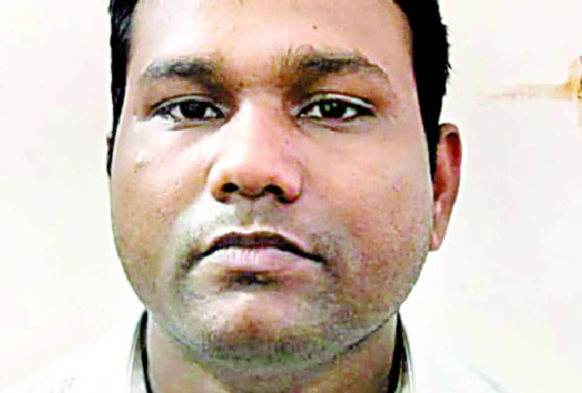 policemen beaten by shopkeepers