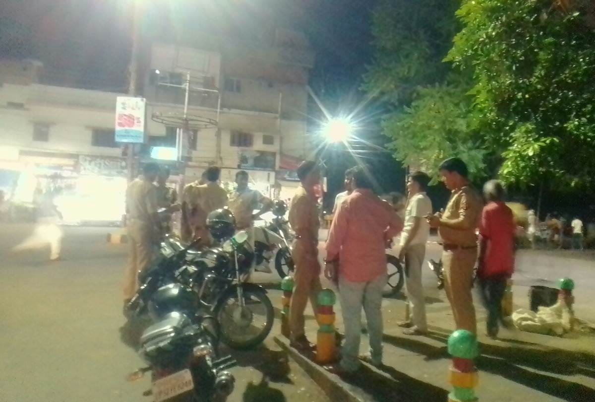 policemen beaten by shopkeepers