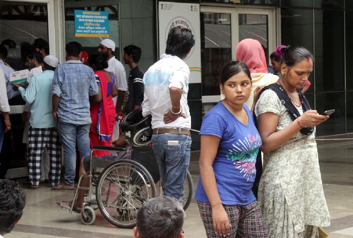 Security Guards beating Patients in Baba Saheb Ambedkar Hospital at delhi