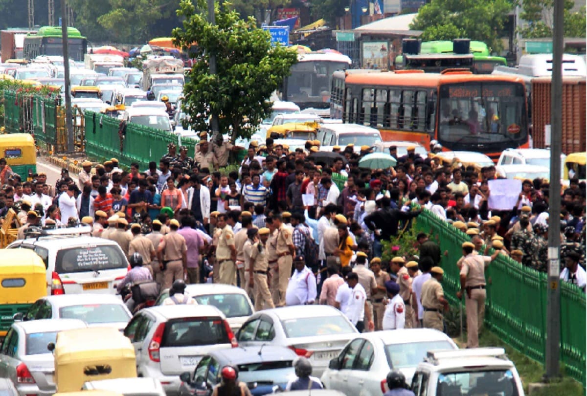 Doctors sat for six hours on road between AIIMS and Safdarjung in delhi