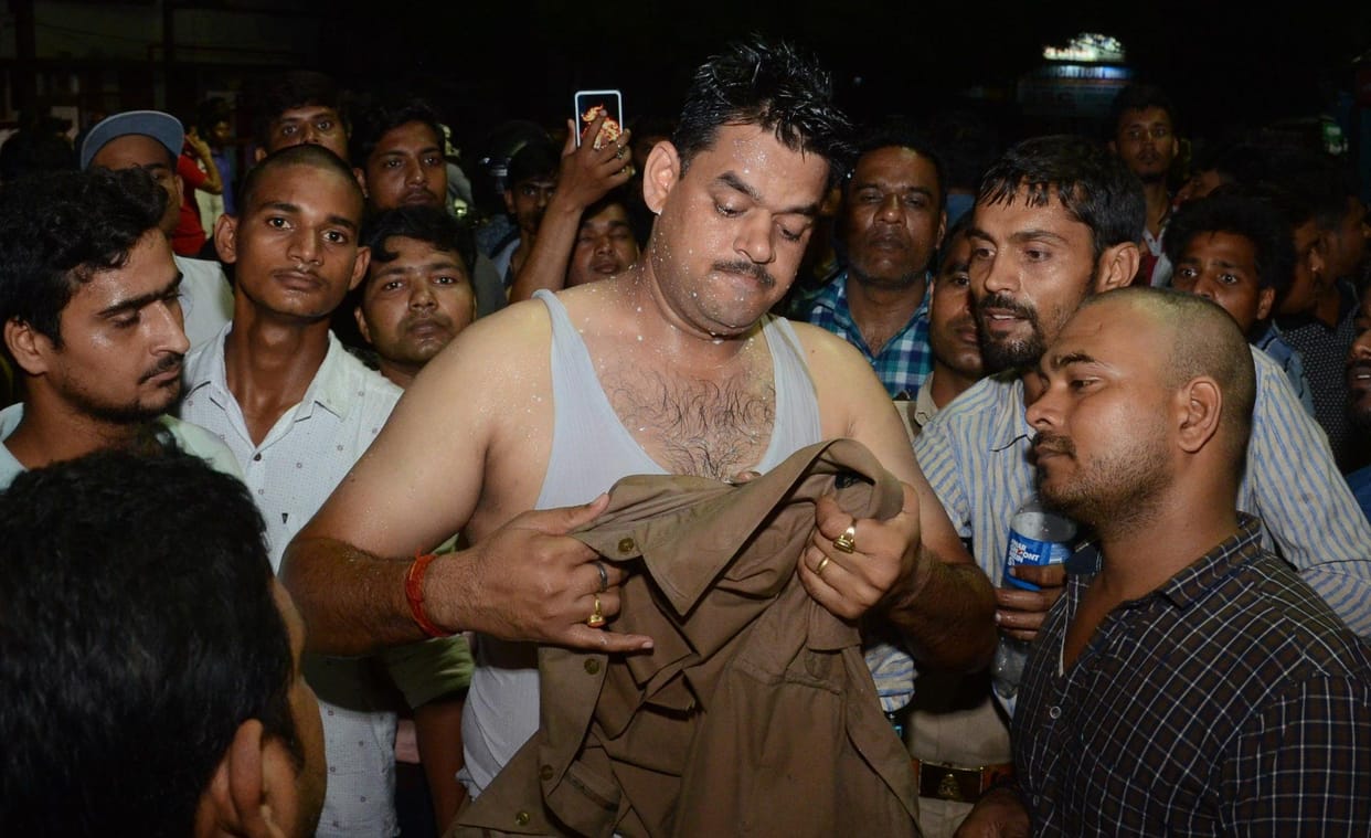 The victim, who was beaten by his parents, threw acid on the police who reached the catch, six scorching