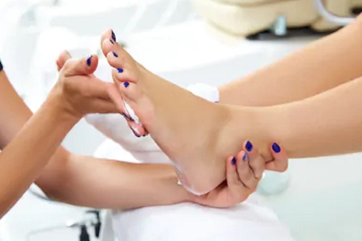 remove feet tanning with easy pedicure in hindi