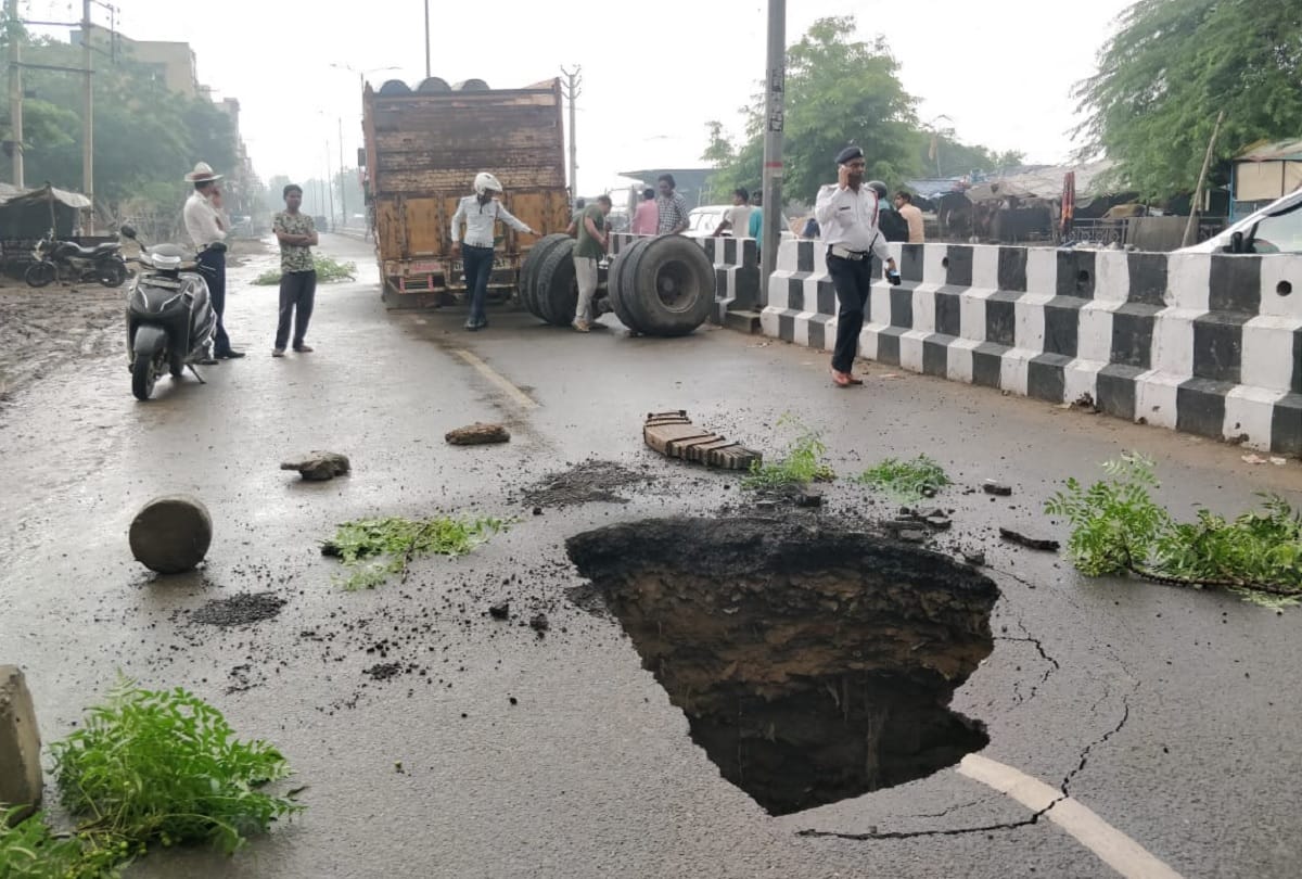 haryana Fifteen feet pit built on road in Gurugram