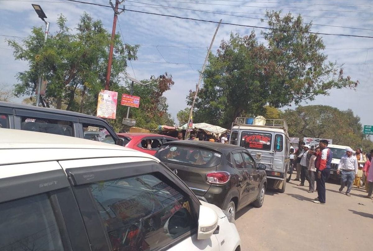 devotees face heavy traffic jam in barsana on festive season