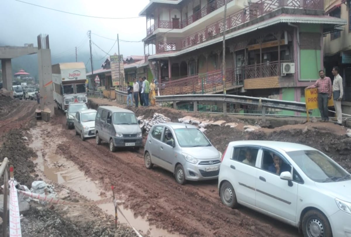 traffic jam on kalka shimla national highway on weekend