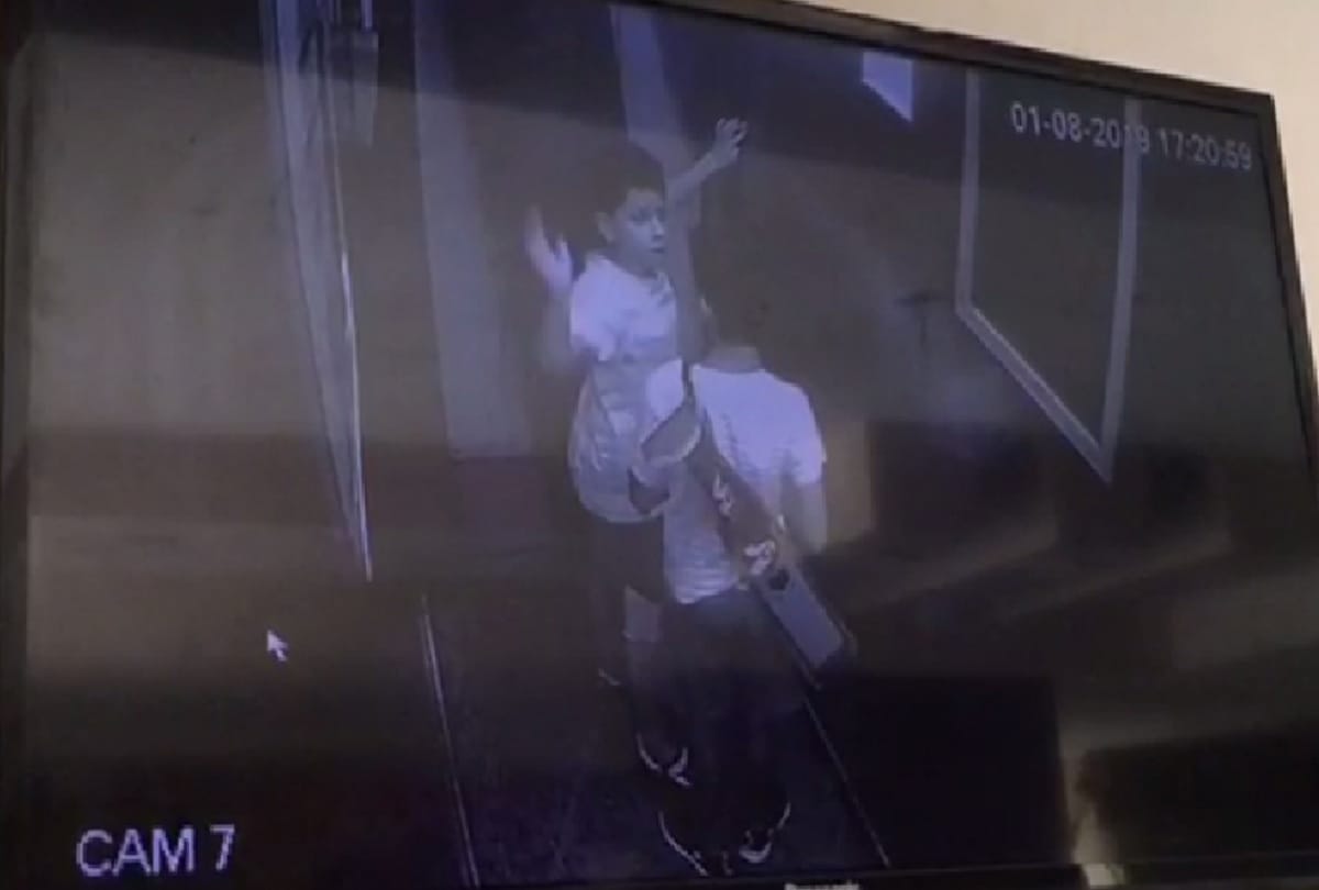 Two children kicked and spoiled lift stuck themself