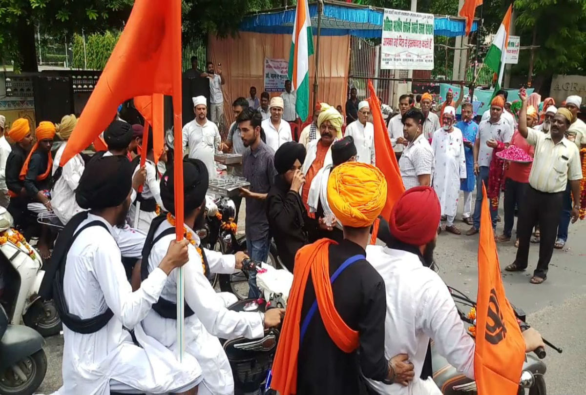 Hindu-Muslims welcomed Sikh pilgrims by flowering on Guru Nanak’s anniversary