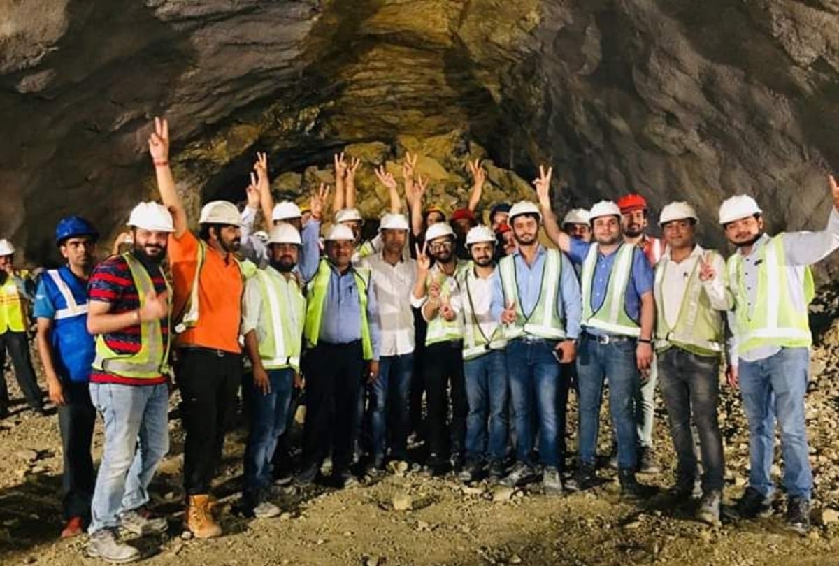 Both ends of 2.8 km long Aut thlot tunnel connected on Kiratpur Manali four lane
