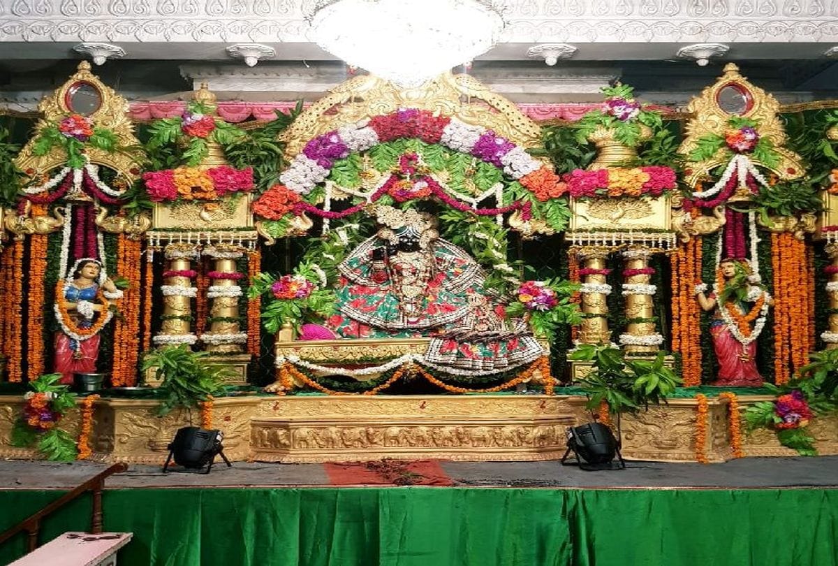 devotees gathered at banke bihari temple vrindavan on hariyali teej