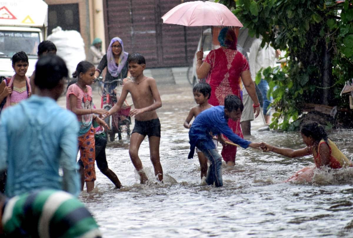 heavy rain lashes in parts of delhi ncr water logging traffic jam all update