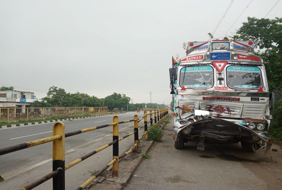 four kanwariya dies in road accident in agra