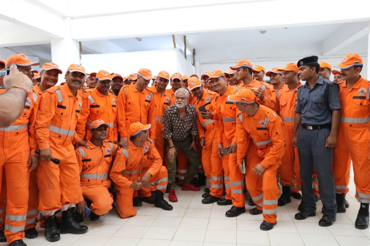 bollywood actor sanjay mishra meet ndrf team rescuers in varanasi