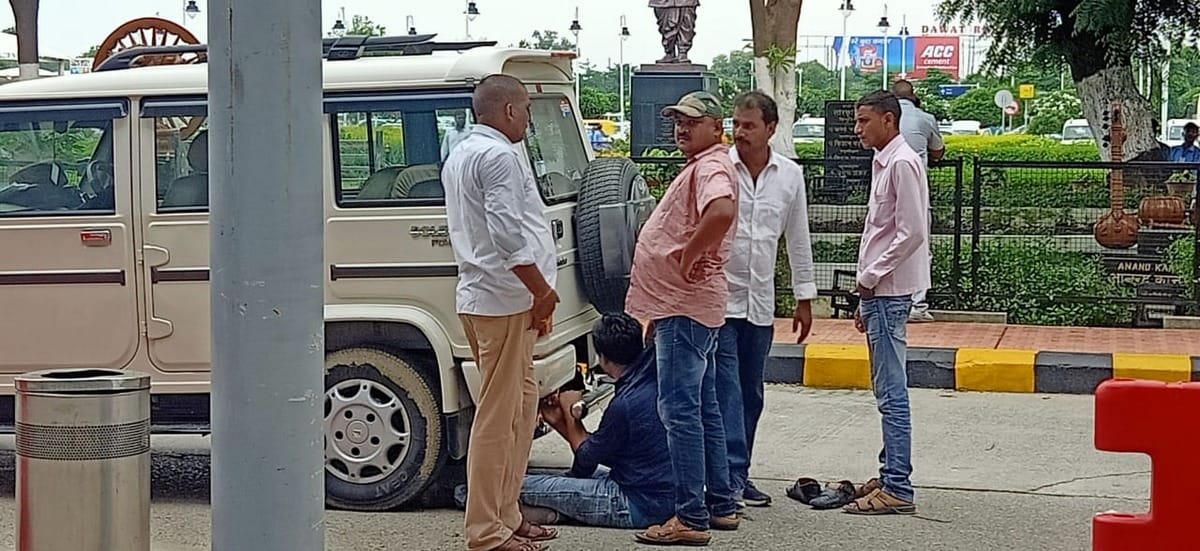 man lying under car to hide from police going to mumbai varanasi airport