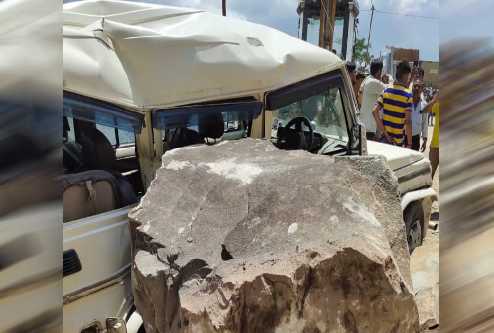 Boulder Falls on Two Vehicle on Rishikesh badrinath highway after Mountain collapse