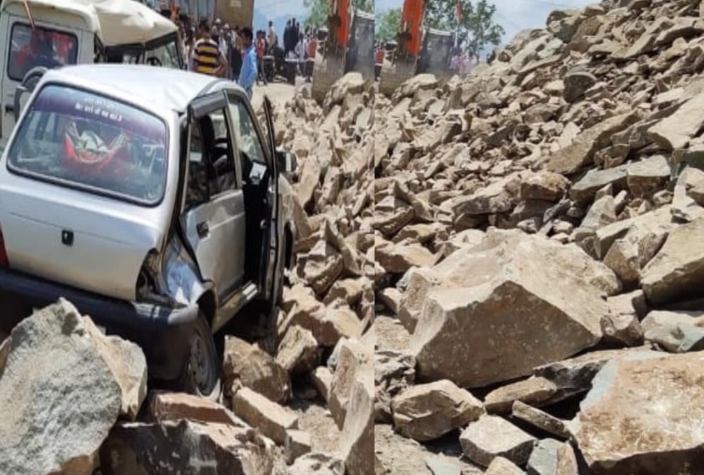 Boulder Falls on Two Vehicle on Rishikesh badrinath highway after Mountain collapse