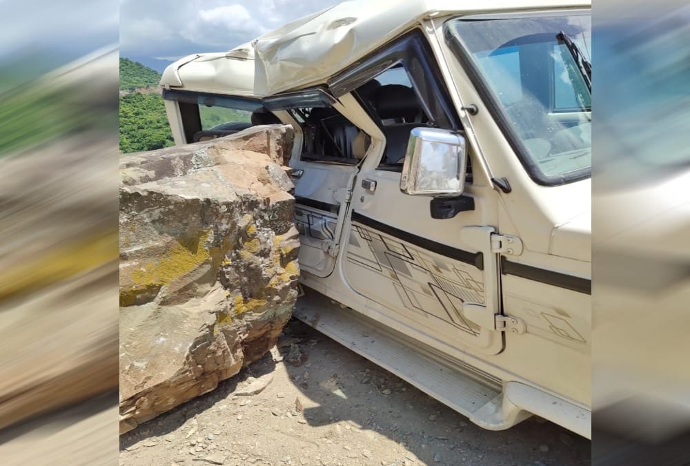 Boulder Falls on Two Vehicle on Rishikesh badrinath highway after Mountain collapse