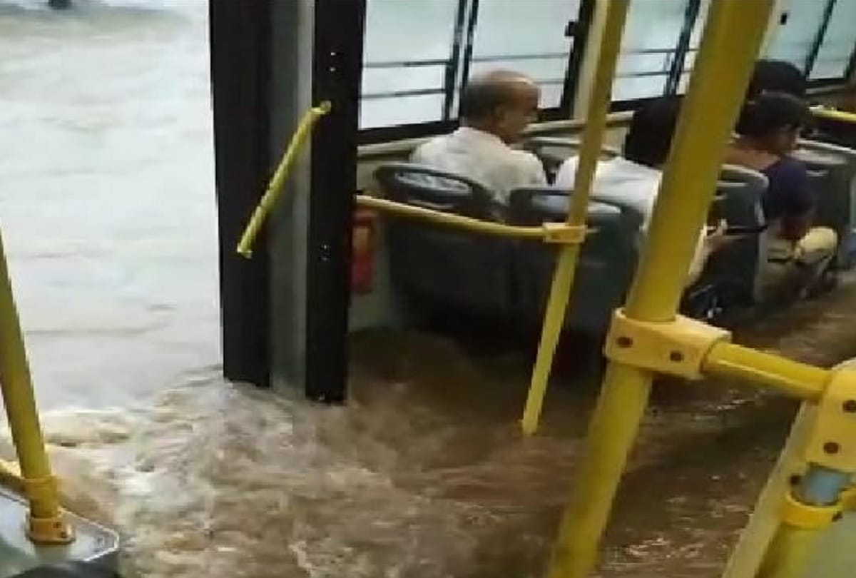 Heavy rain on Saturday in Najafgarh Delhi, Water enter in DTC Buses