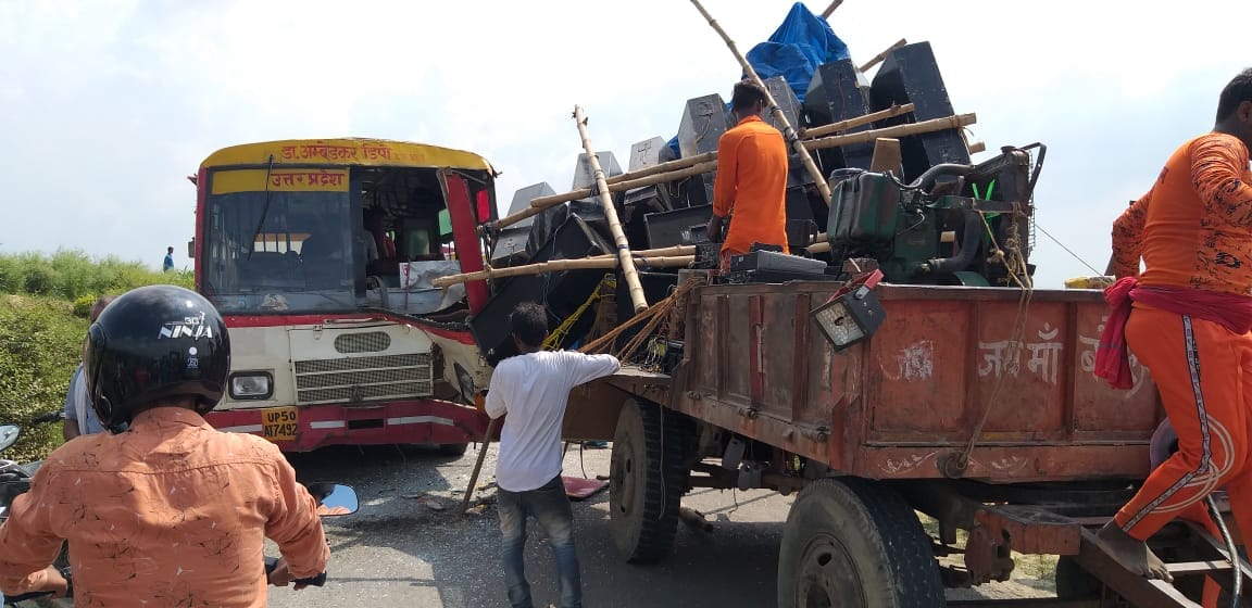 Bus hits Tractor and trolly in Gorakhpur, UP