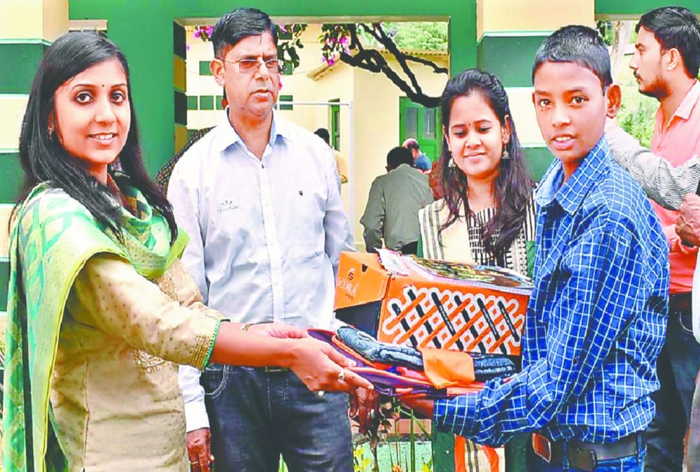 DM Chamoli distribute Clothes And Food to orphan childrens