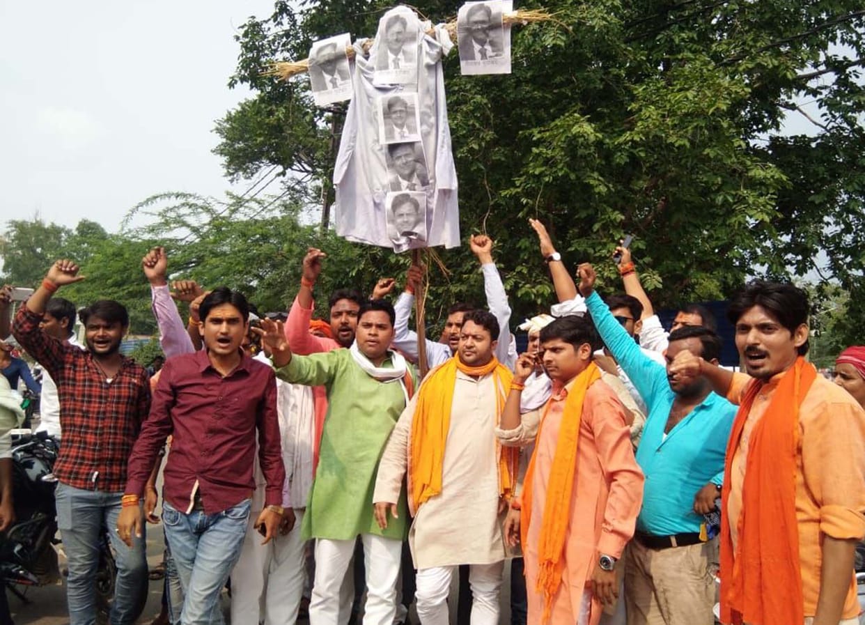 BJP Yuva Morcha blasts effigies on DM Housing