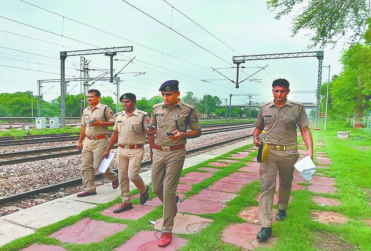 Mother and Daughter died During loot in train in Mathura UP