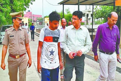 Mother and Daughter died During loot in train in Mathura UP