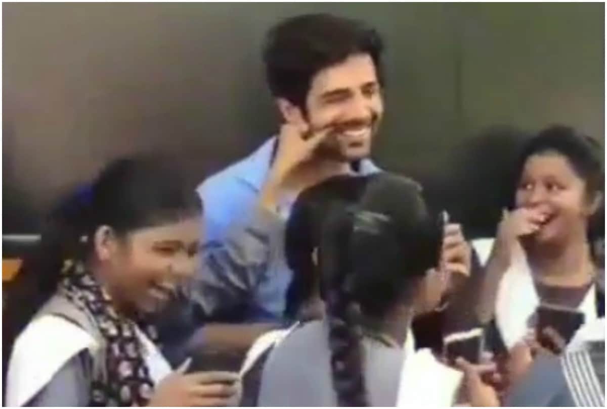 Kartik Aaryan cheeks pulls by school girls video Viral on social media