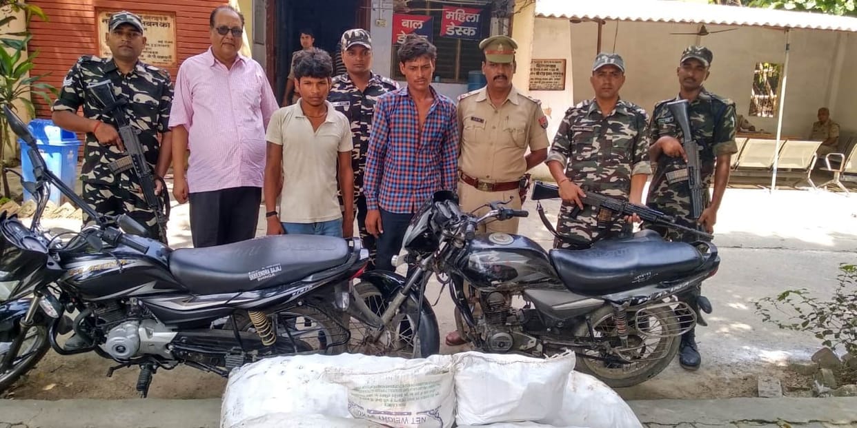 Two smugglers arrested with 730 botal Nepali liquor