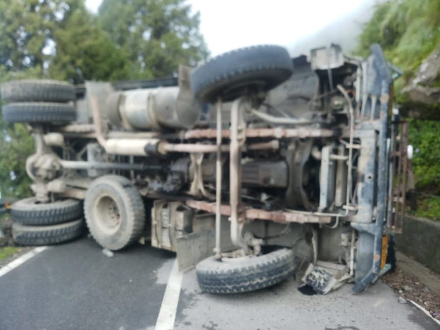 Traffic jam on mussoorie road After truck overturned on road