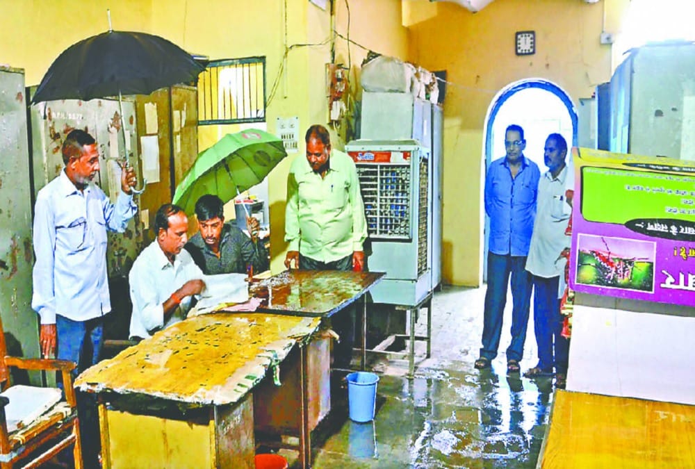 Haridwar nagar nigam Employees Doing work under umbrella after roof drop in rain