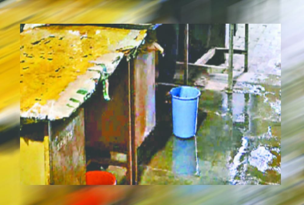 Haridwar nagar nigam Employees Doing work under umbrella after roof drop in rain