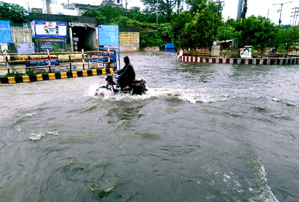Haridwar nagar nigam Employees Doing work under umbrella after roof drop in rain