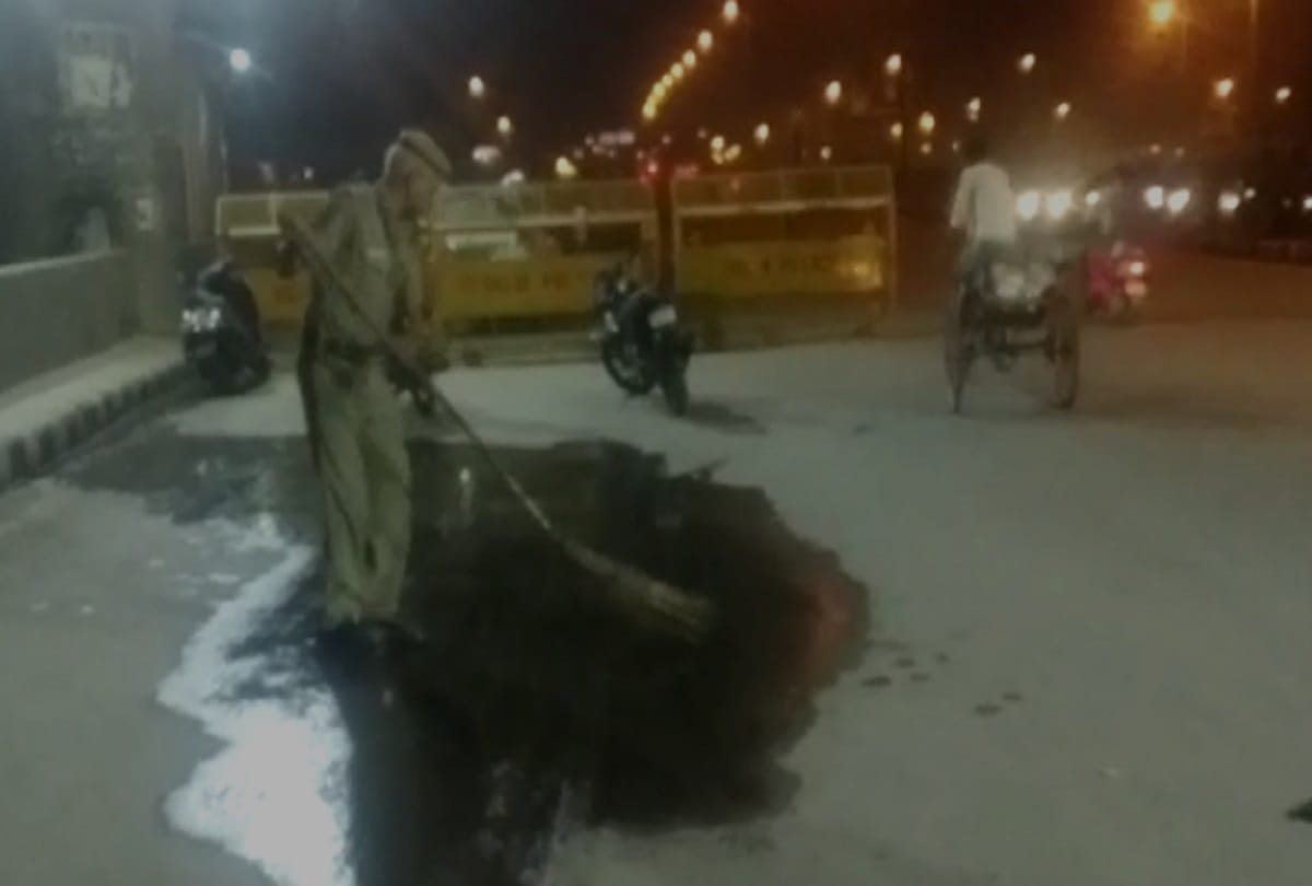 Delhi Police Head Constable has been seen cleaning the Road with broom