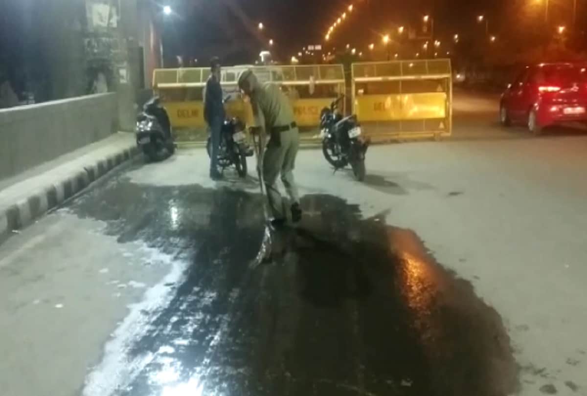 Delhi Police Head Constable has been seen cleaning the Road with broom