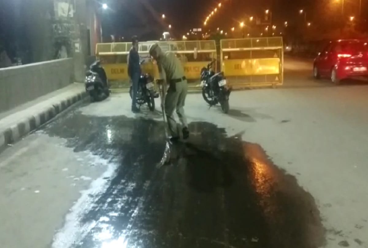 Delhi Police Head Constable has been seen cleaning the Road with broom