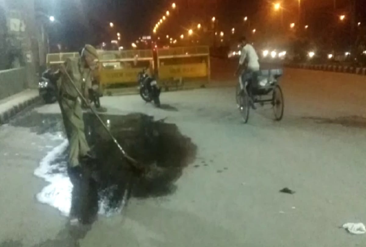 Delhi Police Head Constable has been seen cleaning the Road with broom