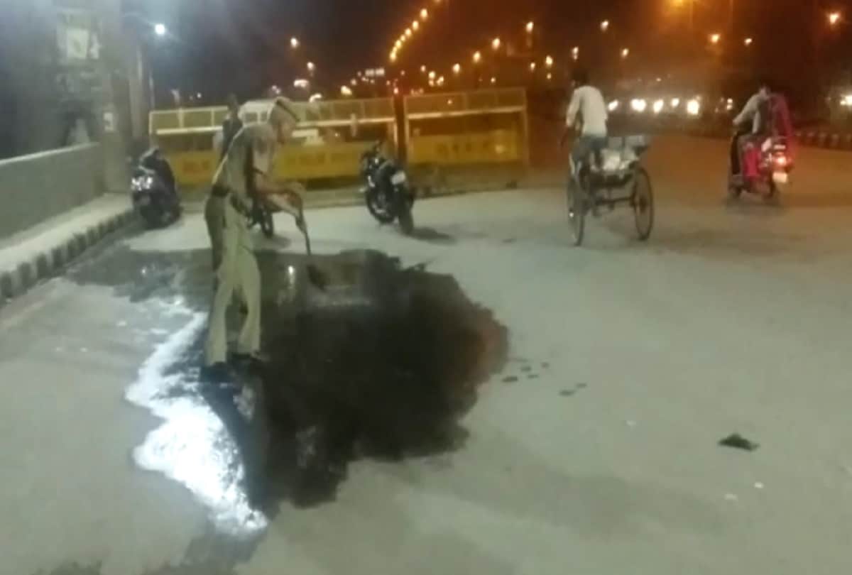 Delhi Police Head Constable has been seen cleaning the Road with broom