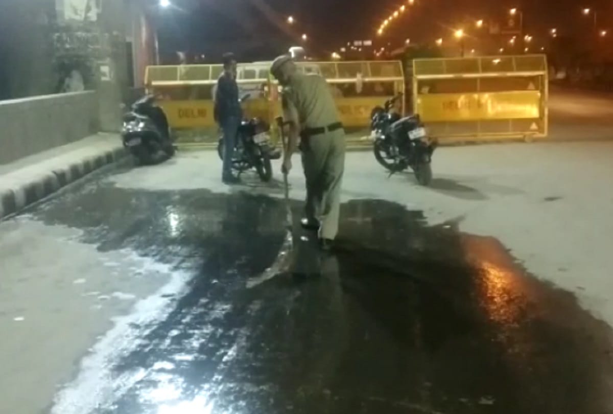 Delhi Police Head Constable has been seen cleaning the Road with broom