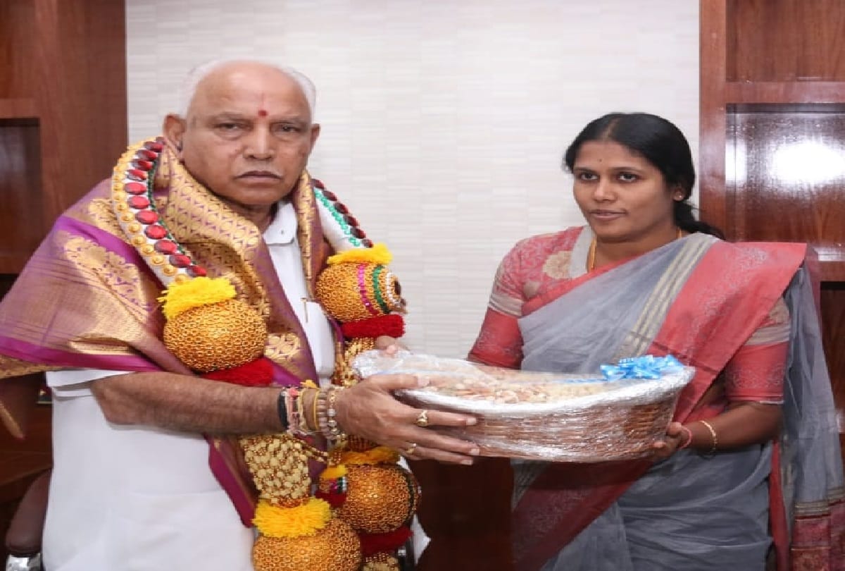 Bengaluru Mayor fined for presenting gift wrapped in plastic to cm bs yediyurappa