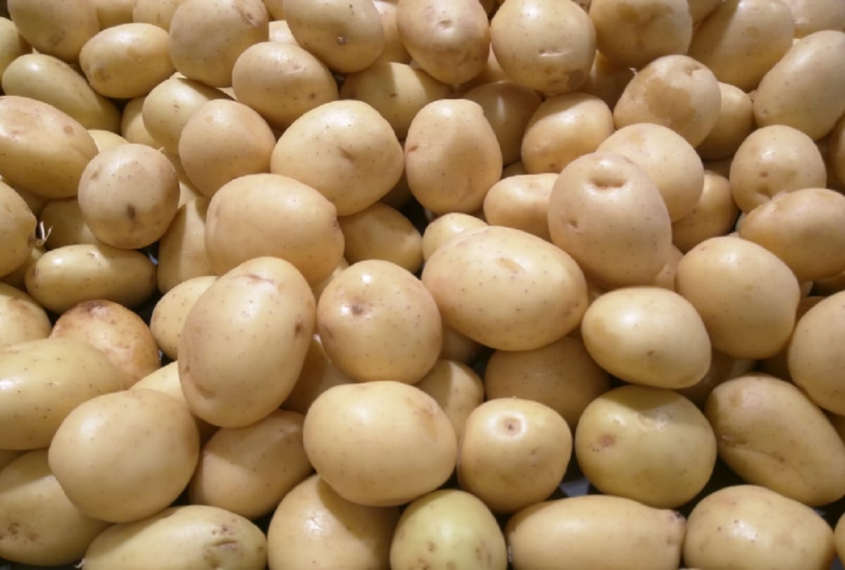 woman urinating on potatoes in a Supermarket Caught on CCTV Camera